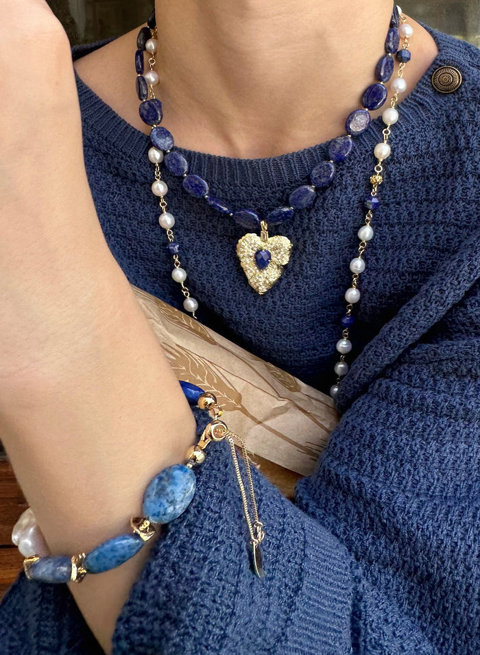 This exquisite bracelet features genuine agate stones, each uniquely patterned, accompanied by the organic allure of baroque pearls and the timeless charm of freshwater pearls.