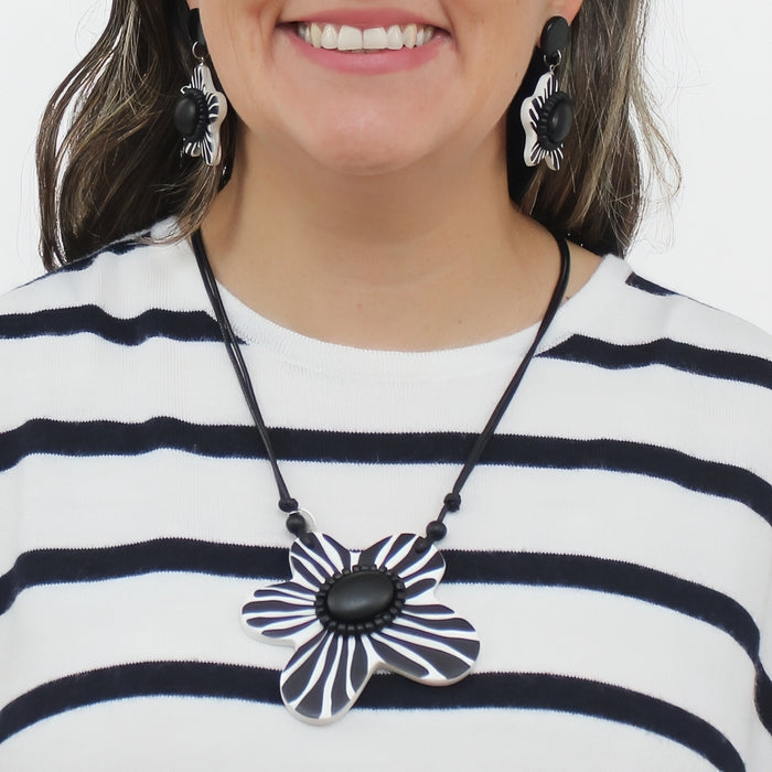 Black Bumble Blossom Daisy Pendant