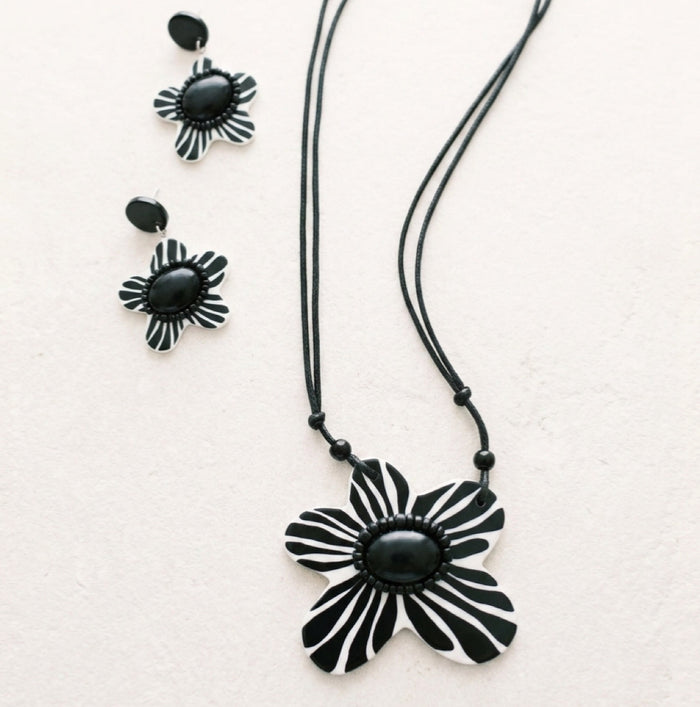 Black Bumble Blossom Daisy Pendant