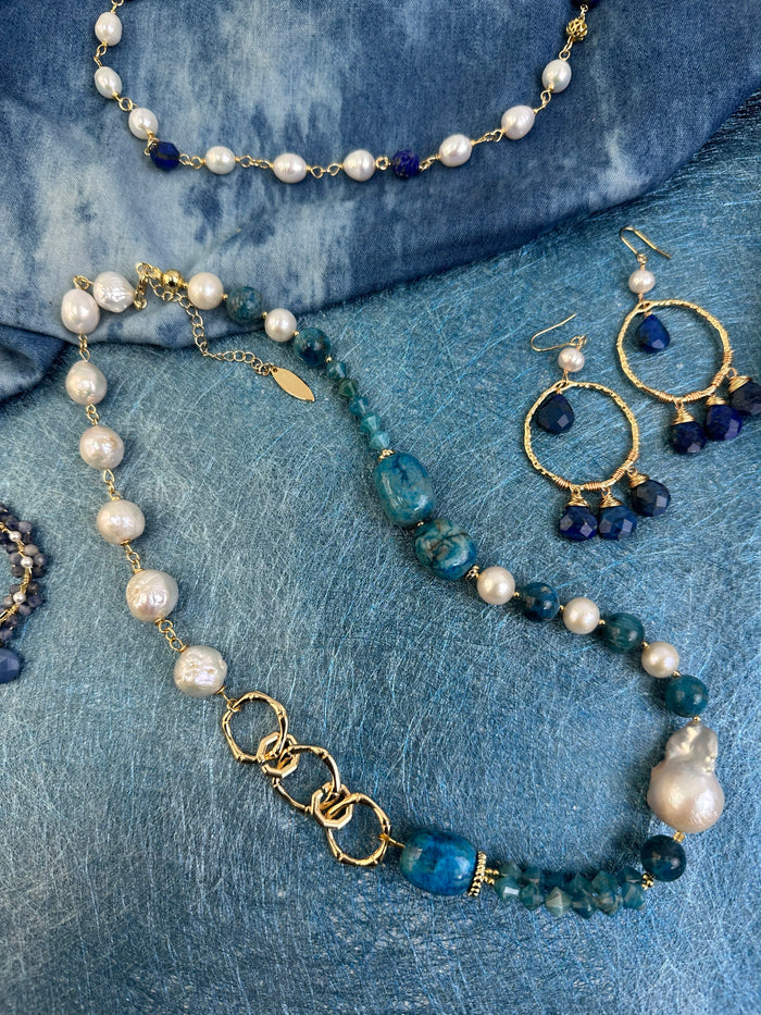 Make a statement with this chic necklace that effortlessly blends sophistication and natural allure