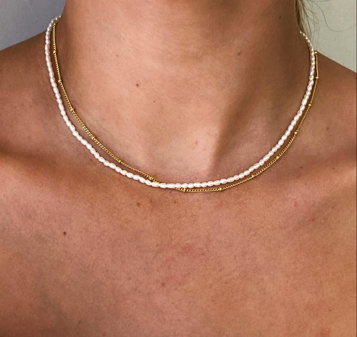 Necklace with delicate freshwater pearls and gold chain