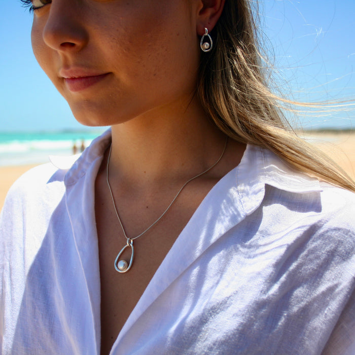 ladies pearl pendant