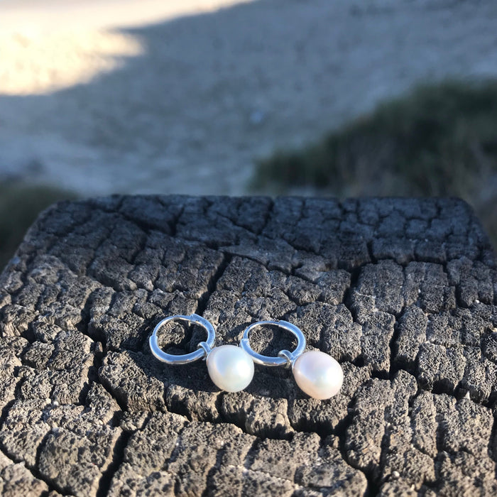 Sleeper pearl earring white