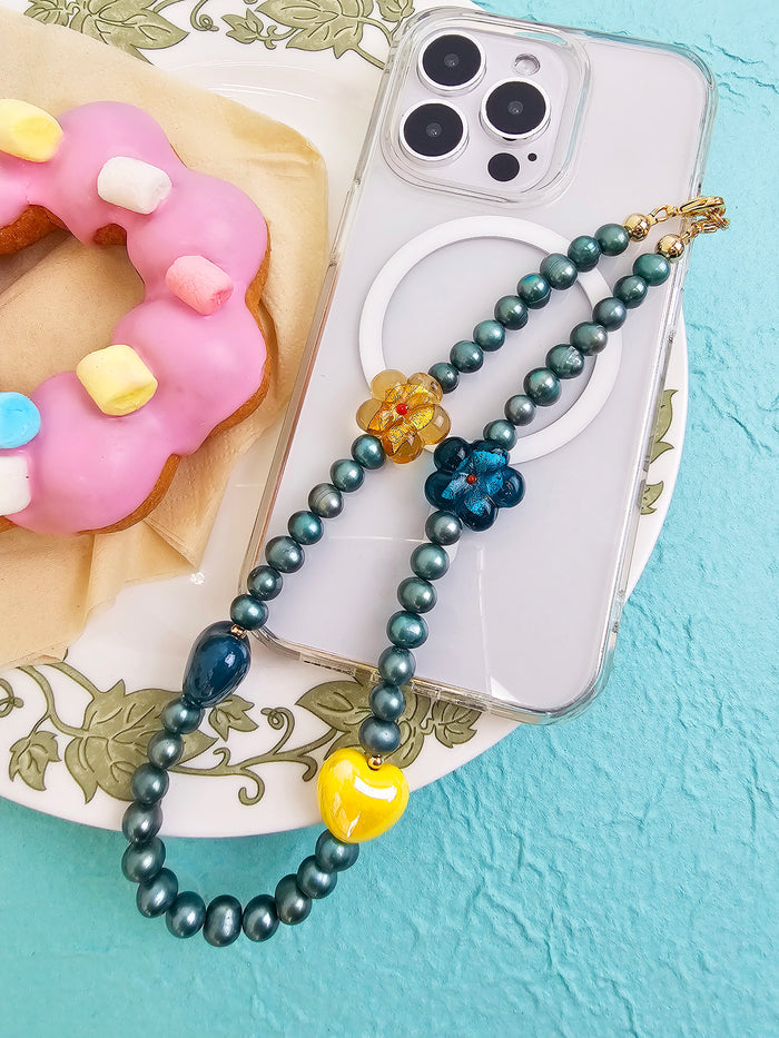 Green Freshwater Pearls With Flowers And Ceramic Hearts Phone Strap PC057