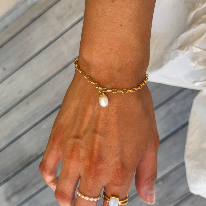 Gold vermeil pearl bracelet with single freshwater pearl drop
