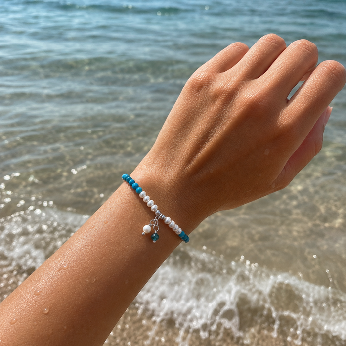 Bracelet with blue Apatite gemstones and pearls