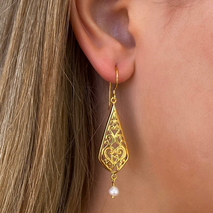 sea embrace pearl earrings