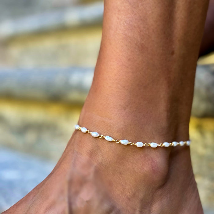Pearl anklet in a gold twist chain
