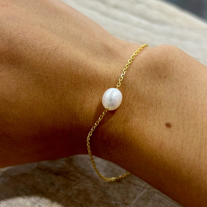 Gold bracelet with freshwater pearl