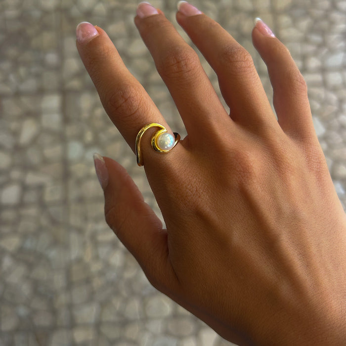 Wave pearl ring gold vermeil freshwater pearl Broome jewellery Australia
Gold pearl ring with 8 mm freshwater pearl designed in Broome WA
